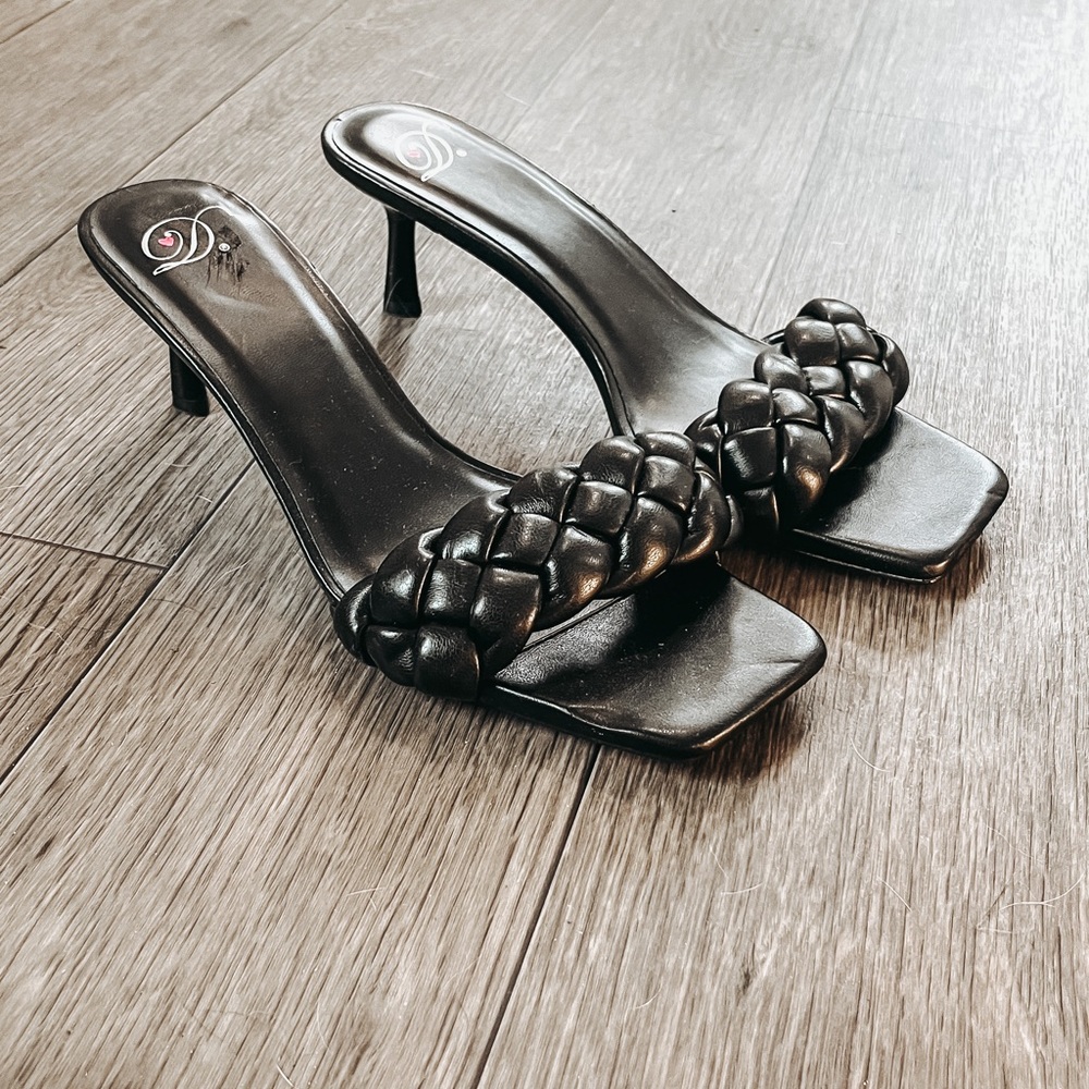 Women’s size 8.5 braided black leather kitten heal